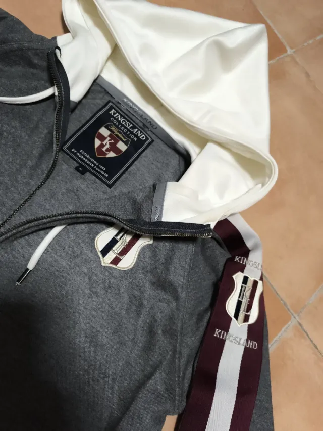 Sudadera Kingsland gris con capucha