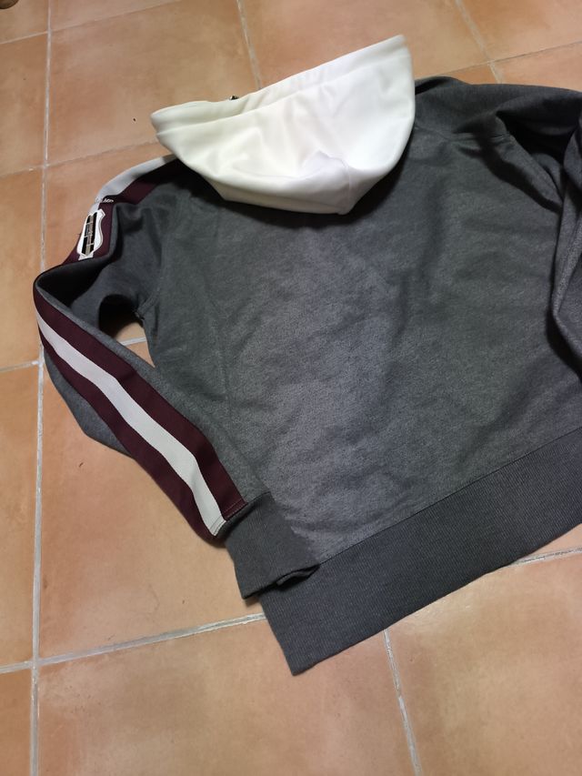 Sudadera Kingsland gris con capucha