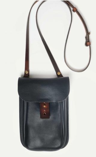 Bolso de hombro de cuero navy y marrón