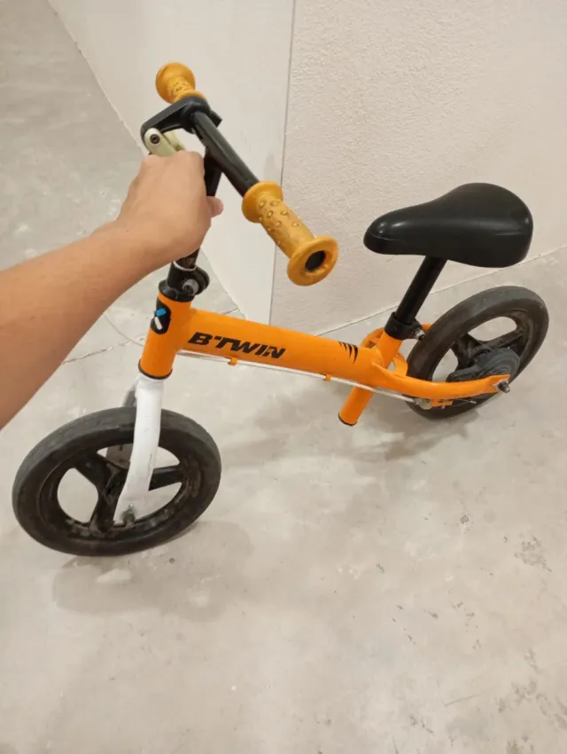 Bici de equilibrio Btwin naranja, y patinete Molto