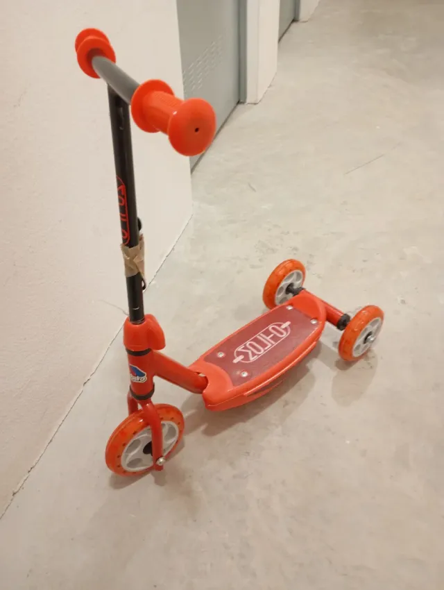 Bici de equilibrio Btwin naranja, y patinete Molto