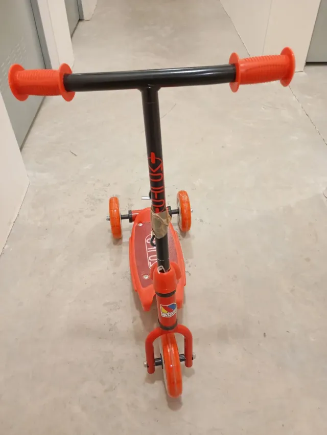 Bici de equilibrio Btwin naranja, y patinete Molto