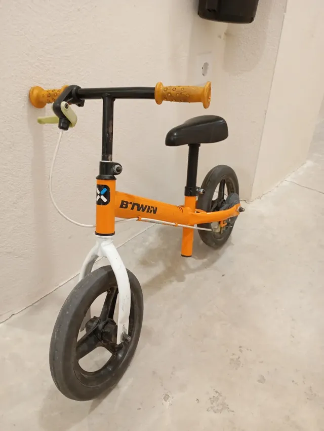 Bici de equilibrio Btwin naranja, y patinete Molto