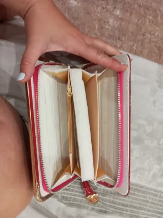 Monedero rojo y dorado nuevo