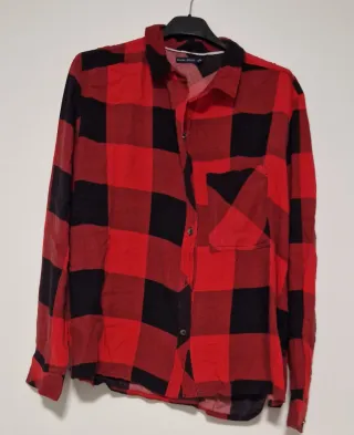 Camisa a cuadros roja y negra