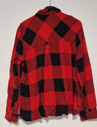 Camisa a cuadros roja y negra