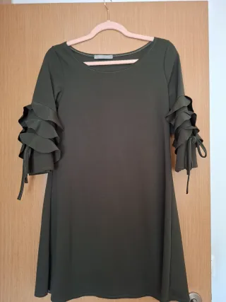Vestido verde con volantes en manga