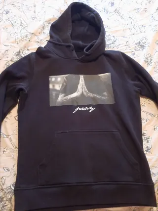 Sudadera negra con dibujo de manos