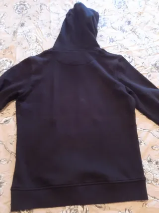 Sudadera negra con dibujo de manos