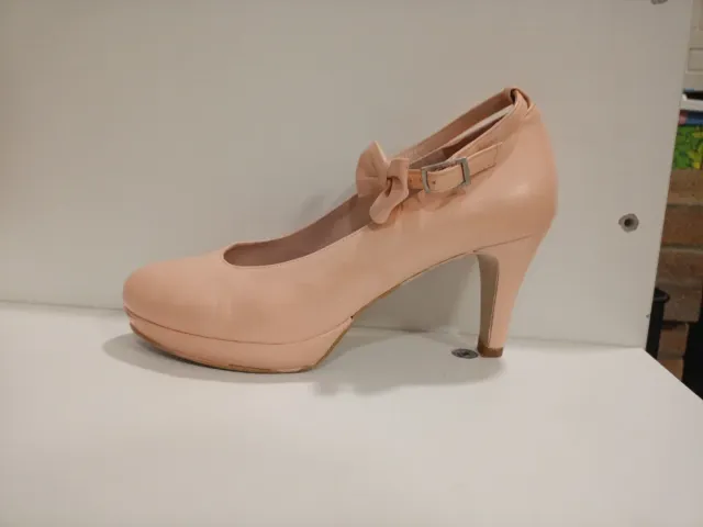 Zapatos de tacón rosa palo con lazo