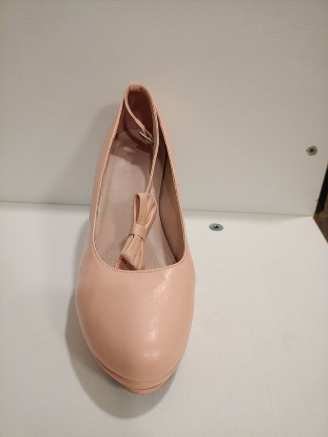 Zapatos de tacón rosa palo con lazo