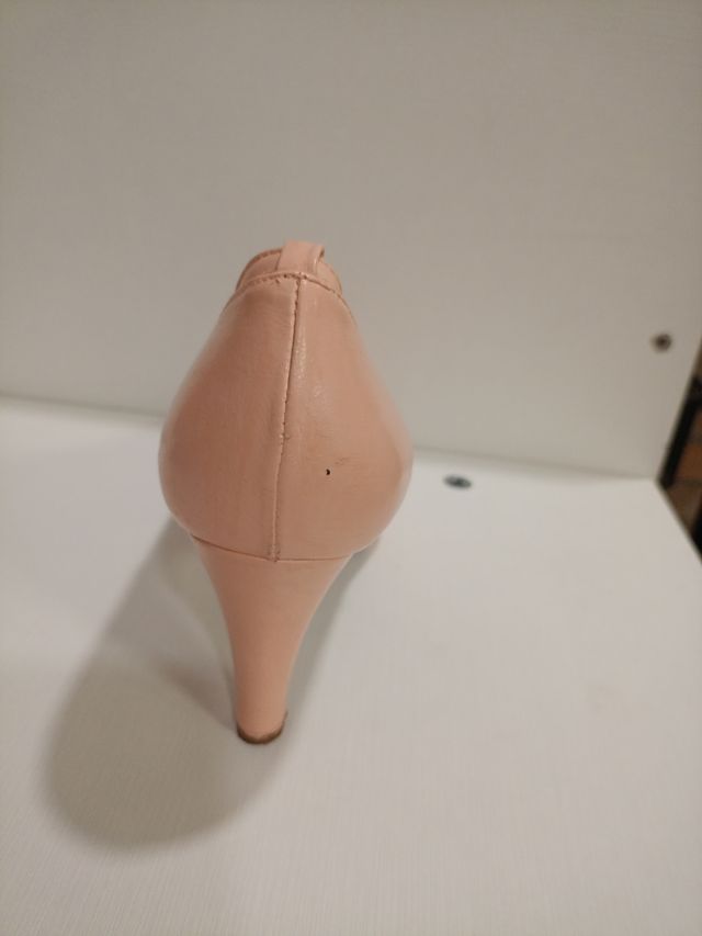 Zapatos de tacón rosa palo con lazo