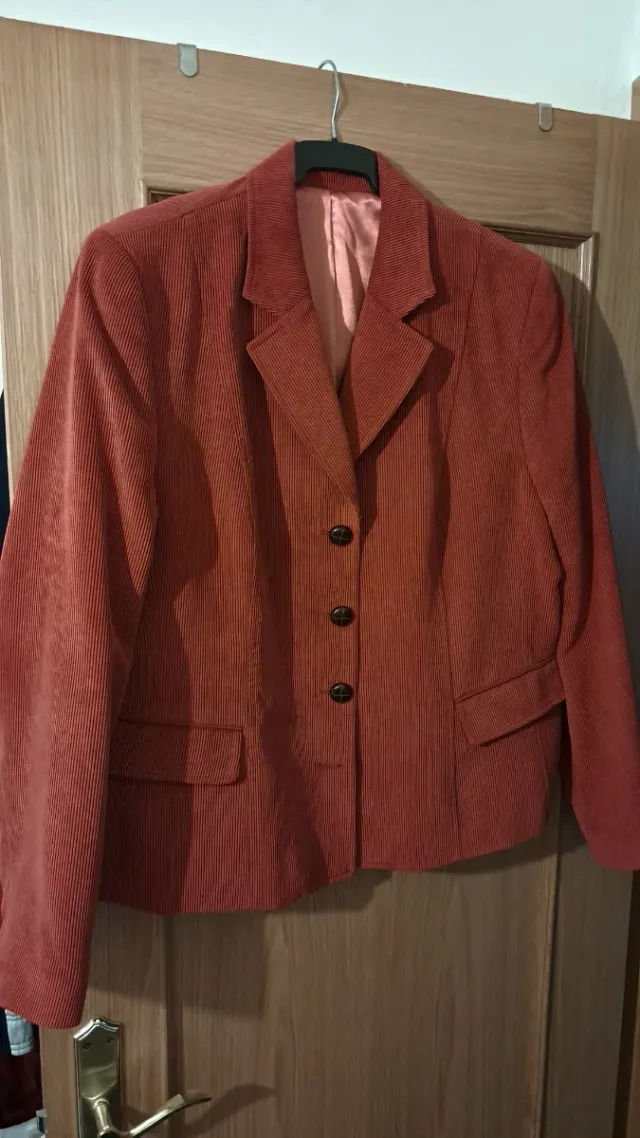 Chaqueta de pana color caldera, mide 56cm de sisa