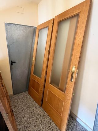 Puertas de madera con cristal y puertas lisas 