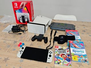 Nintendo Switch OLED Blanca + 2 Juegos + Funda