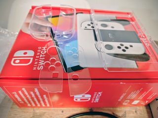 Nintendo Switch OLED Blanca + 2 Juegos + Funda