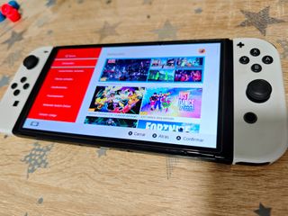Nintendo Switch OLED Blanca + 2 Juegos + Funda