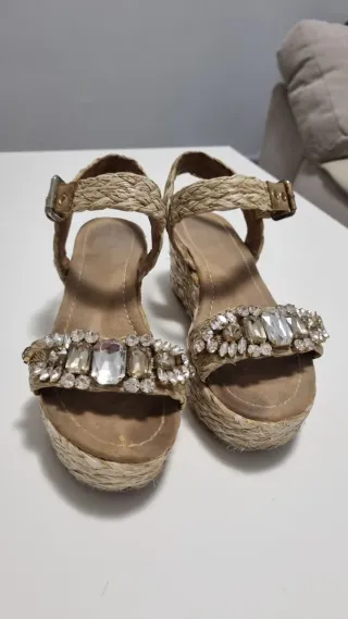 Zapatos de esparto con pedrería