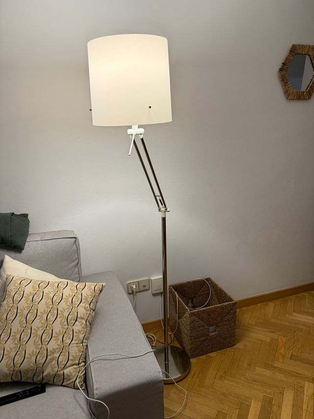 Lámpara de pie plata y blanca