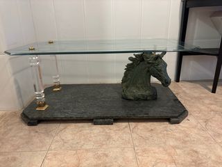 Mesa de cristal y mármol con figura de caballo.