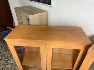 Vitrina de madera con puertas de cristal