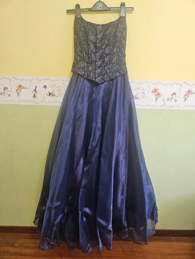 Vestido fiesta azul marino con chal a juego.