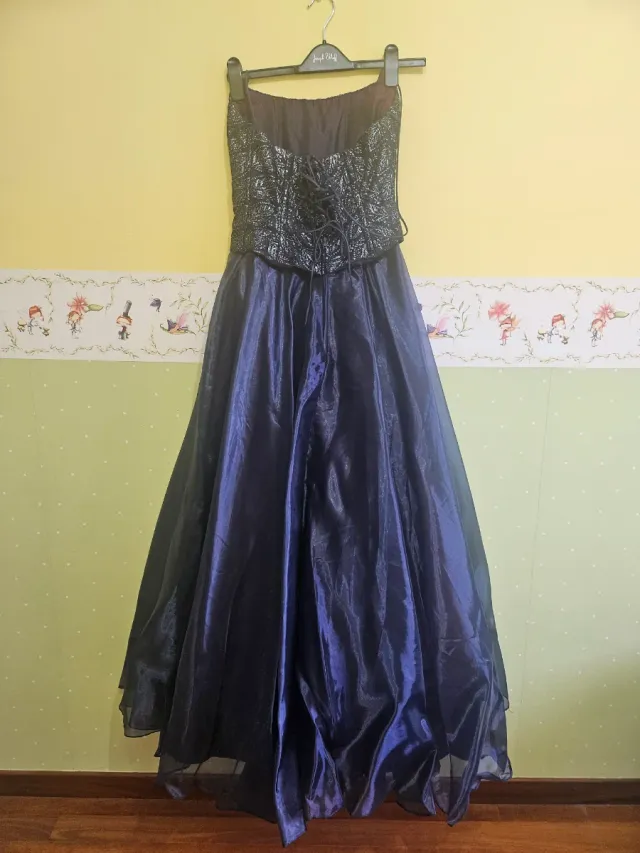 Vestido fiesta azul marino con chal a juego.