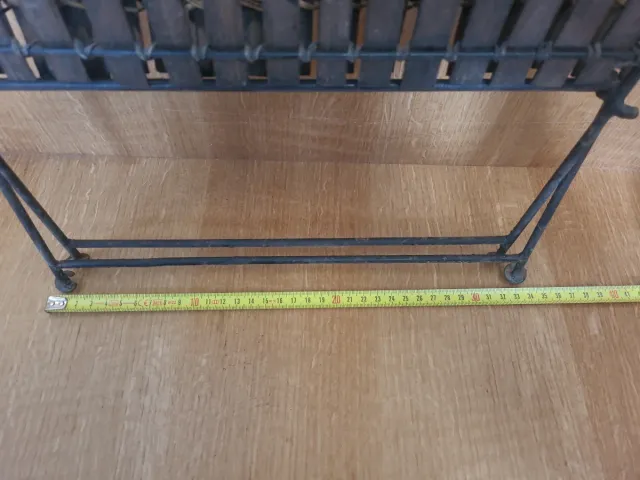 Revistero de forja con diseño de mariposa