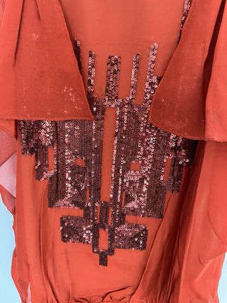 Vestido de fiesta con lentejuelas color ocre 