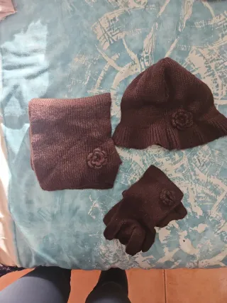 Conjunto invierno: gorro, bufanda y guantes