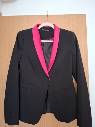 Chaqueta Atmosphere Negra con Solapa Rosa Talla S