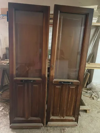 Puerta de calle madera con cristal