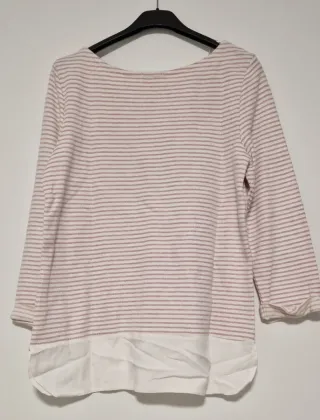 Camiseta de rayas rosa y blanca