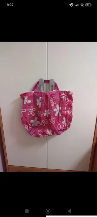 Bolso de playa rosa con flores blancas