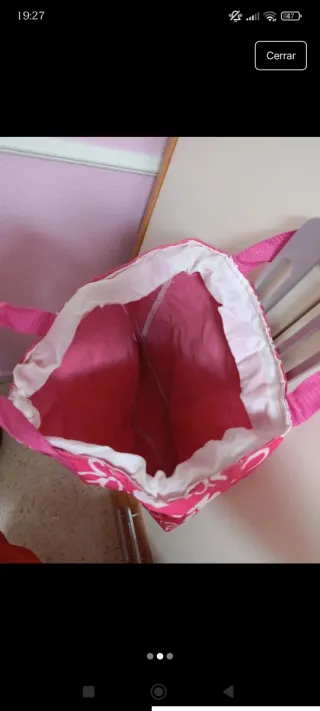 Bolso de playa rosa con flores blancas