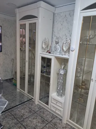 Mueble vitrina blanco y dorado