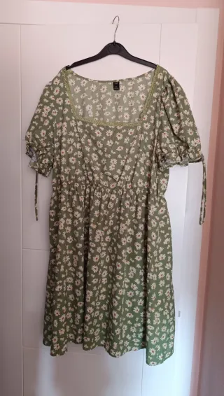 Vestido verde flores escote cuadrado