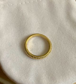 Anillo dorado con pequeños brillantes Nuevo