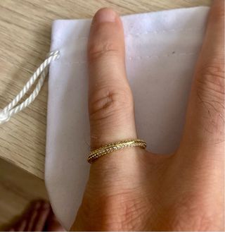 Anillo dorado con pequeños brillantes Nuevo