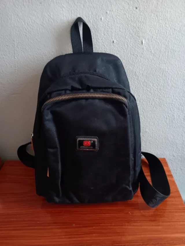 Mochila negra tipo bolso Alta 34cm, ancho 26cm