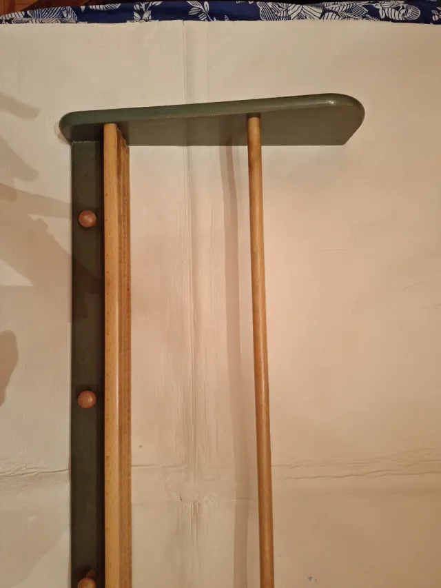 Estantería Ikea de madera verde con cuelga tazas