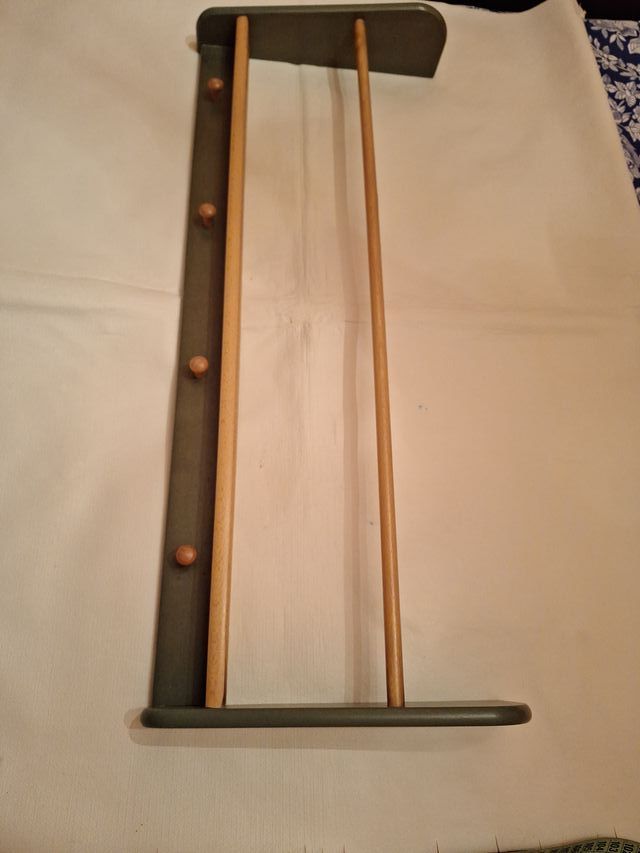 Estantería Ikea de madera verde con cuelga tazas