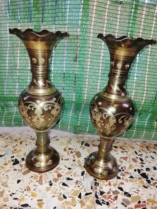 Juego de 2 jarrones de metal dorado