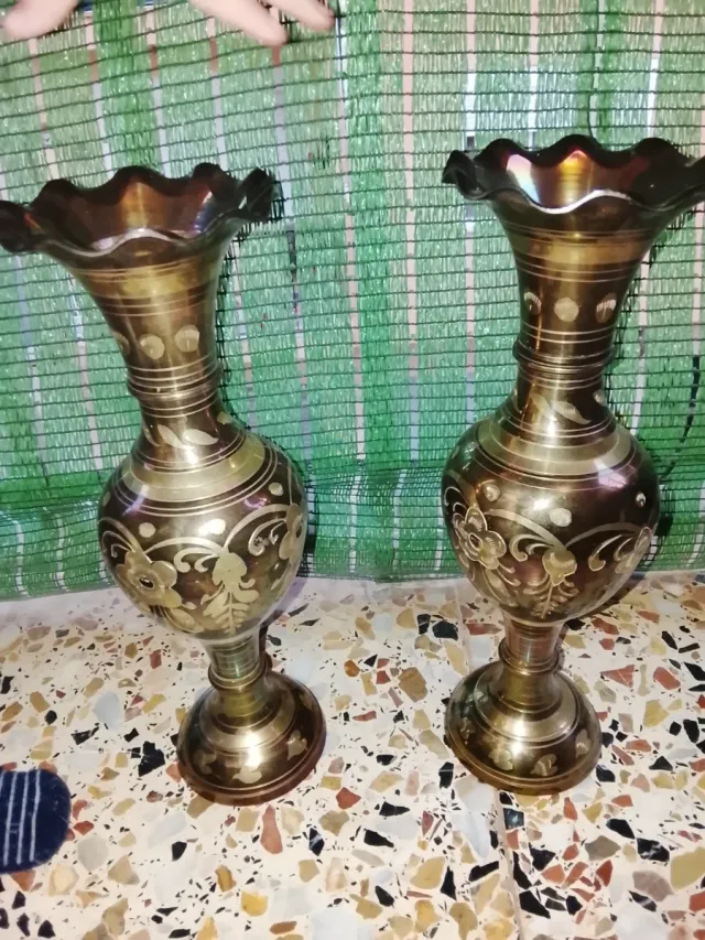 Juego de 2 jarrones de metal dorado