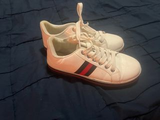 Zapatillas Blancas con Tiras Rojas y Negras