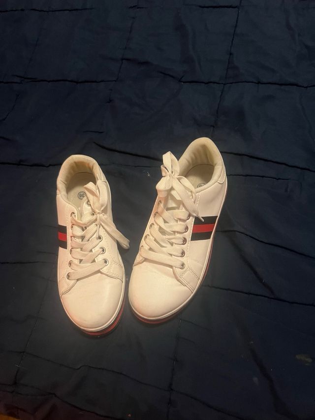 Zapatillas Blancas con Tiras Rojas y Negras