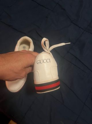 Zapatillas Blancas con Tiras Rojas y Negras