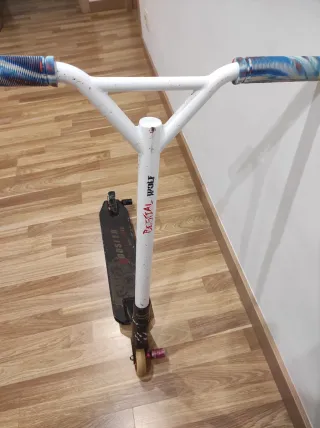 Patinete Bestial Woolf B-10 con pegs