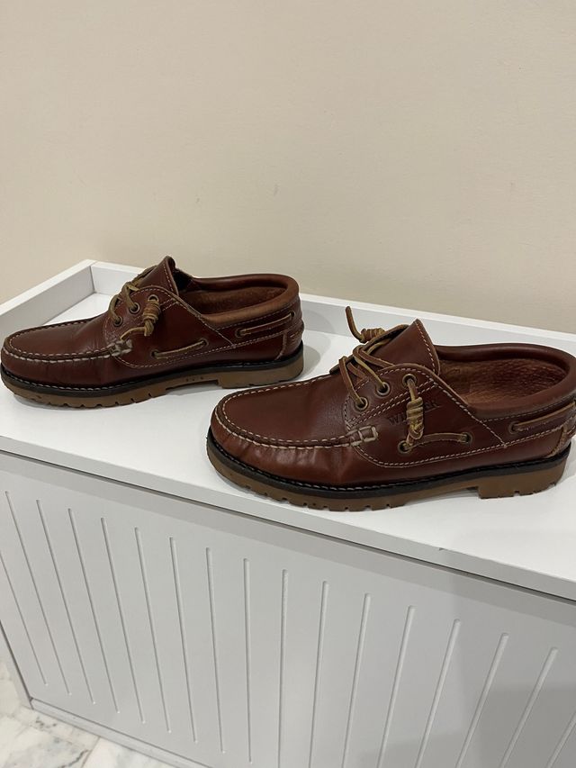 Náuticos de piel marrón talla 35. Marca Winner