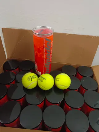 Cajón de pelotas de pádel usadas